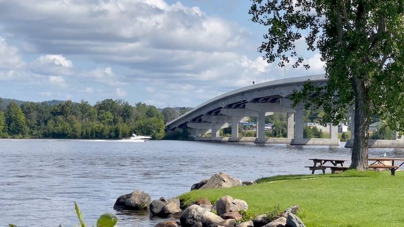 Le pont du Long-Sault traversant la rivière des Outaouais à Hawkesbury